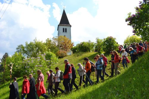 Der Emmausgang am Ostermontag - fester Bestandteil des österlichen Brauchtums in Kärnten (im Bild: Emmausgang der Stiftspfarre St. Paul/Lav. am Josefsberg)