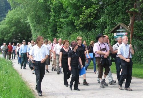 Pilger zu Fuß erreichen das Ziel ihrer Wallfahrt (© Foto: Pfarre)