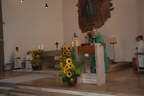 Stadtpfarrer Mag. Ernst Windbichler begrüßt die MessbesucherInnen (© Foto: iLi)
