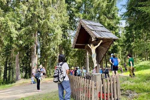 Ablegen des Steines bei einem Wegkreuz © Foto: Carmen Heller