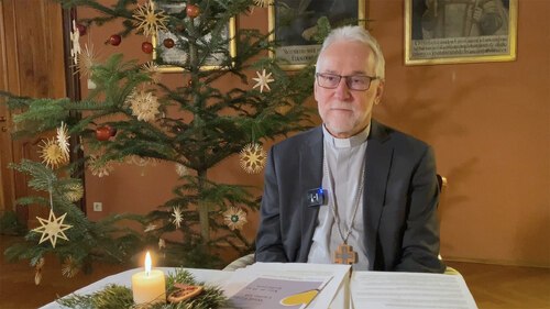Bischof Josef Marketz beim Weihnachtsgespräch 2022 im Klagenfurter Bischofshaus (Videostill: Internetredaktion)