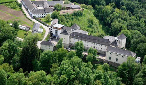 Das Kloster Wernberg, seit 90 Jahren im Besitz der Kongregation der Missionsschwestern vom Kostbaren Blut.<br />
Foto: Kloster Wernberg Das Kloster Wernberg, seit 90 Jahren im Besitz der Kongregation der Missionsschwestern vom Kostbaren Blut.<br />
Foto: Kloster Wernberg