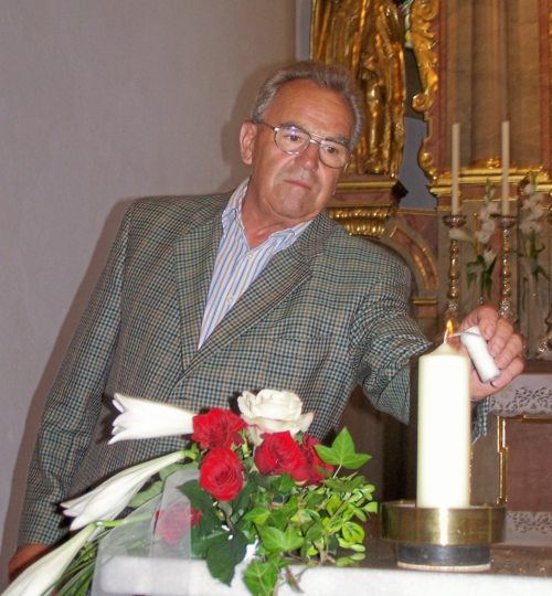Werner Rothleitner beim Entzünden der Altarkerzen in St. Marein (© Foto: Mag. C. Smolle) Werner Rothleitner beim Entzünden der Altarkerzen in St. Marein (© Foto: Mag. C. Smolle)