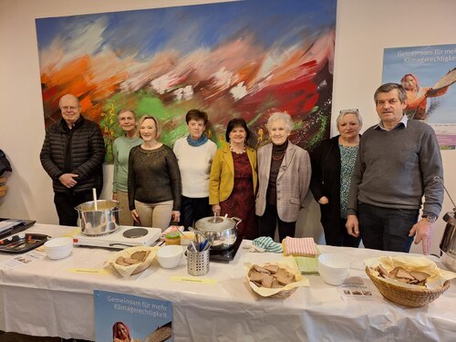 Teilnehmerinnen und Teilnehmer bei der Fastensuppenausgabe im Kulturstadl (ganz links Pfarrer Mosser) (© Foto: Christoph Brunner).