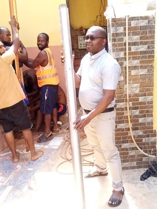 Unser Herr Pfarrer mit der neu gekauften Pumpe und dem Team der Ingenieure auf der Arbeitsstelle<br />
(C) Bartholomew Obidigbo Unser Herr Pfarrer mit der neu gekauften Pumpe und dem Team der Ingenieure auf der Arbeitsstelle<br />
(C) Bartholomew Obidigbo