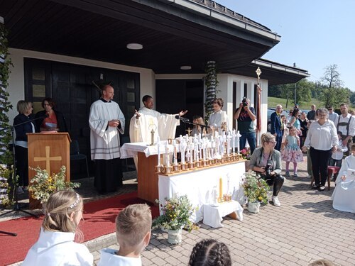Erstkommunionfeier mit Pastoralvikar Sylvére Buzingo / © Foto: Koscher R. Erstkommunionfeier mit Pastoralvikar Sylvére Buzingo / © Foto: Koscher R.