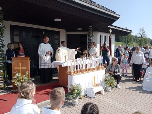 Erstkommunionfeier mit Pastoralvikar Sylvére Buzingo  / © Foto: Koscher R.