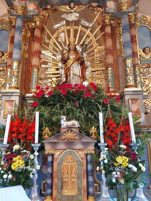 Mit viel Liebe wurde der Hauptaltar geschmückt. Der Blumenschmuck stammt von Albin Michkounig.<br /><em>Foto: Lesjak K.</em>