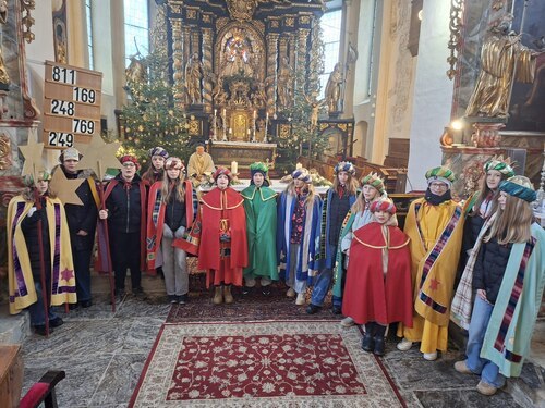 Die Sternsinger vor dem Volksaltar (© Foto: PGR Christoph Brunner).