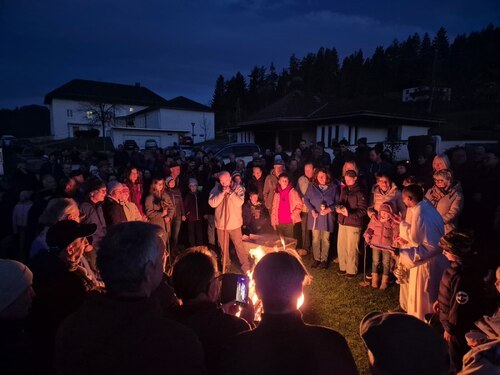 J. Wadkounig wacht über das Feuer (M. Köfer)