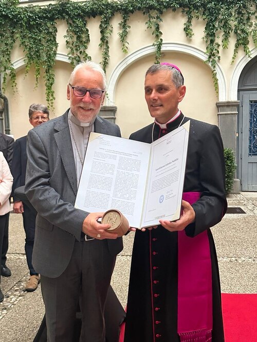 Škof Jože Marketz je prejel odličje iz rok novomeškega škofa Andreja Sajeta (Nedelja)