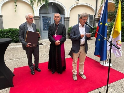 Bei der Verleihung der Auszeichnung Bischof Marketz, Bischof von Novo mesto Saje und Chefredaktuer Gotthardt (Rok Mihevc)