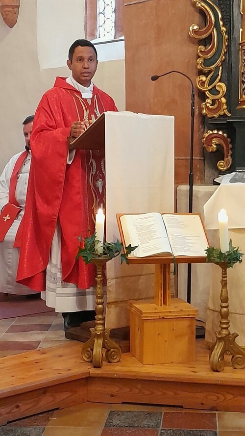 Gastpriester Francisco bei der Predigt