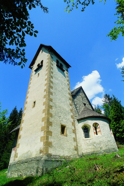 Ein romanisches Kleinod - die Kirche der Hl. Helena am Wieserberg (© Foto: assam/pressestelle; entnommen der Broschüre “Heilige Berge“ der Pressestelle)