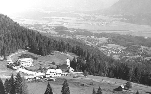 Windische Höhe mit Filialkirche St. Anton und Ausblick in das untere Gailtal (ca. Mitte des 20 Jh., Foto: Reinhold Kandolf, Hermagor, im Buch über die Gemeinde St. Stefan, 2000.)