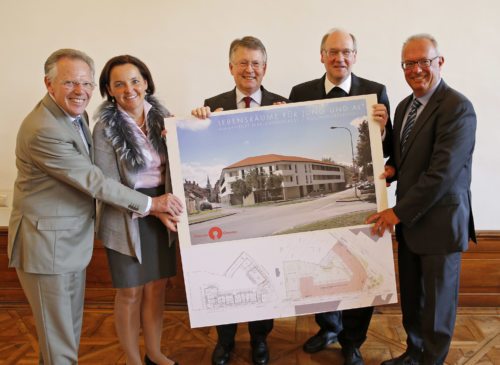 Freuen sich mit Bischof Schwarz über das neue Wohnprojekt: Architekt Omansiek, Projektleiterin Enzinger, Diözesanökonom Lamprecht und Direktor Wutte (v. l. n. r.) (© Foto: Pressestelle/Eggenberger)