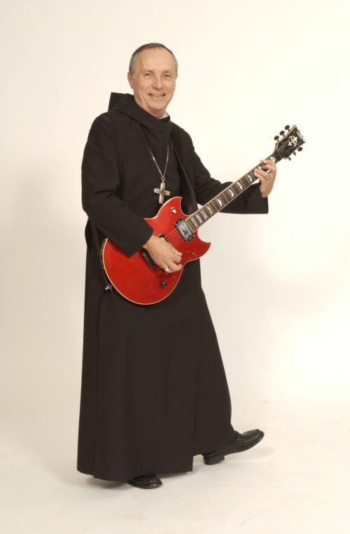 Abtprimas Wolf spielt bei “Rock im Stift“ für den guten Zweck und feiert eine hl. Messe in der Stiftskirche.  (© Foto: Archiv)