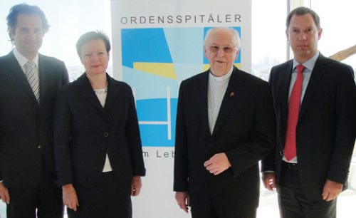 v.l.n.r.: Dr. Michael Heinisch (Vinzenz Gruppe), Regina Steinbiller (UNITAS-SOLIDARIS) P. Leonhard Gregotsch (Ordensspitäler Österreichs), Mag. Michael Steiner, MAS (EKH Klagenfurt/ KHBB St.Veit) (© Foto: Ordensspitäler Österreich)