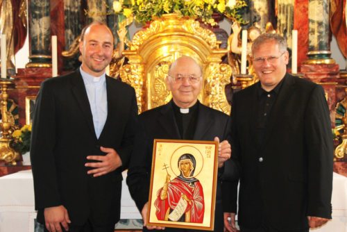 Od leve: Elmar Augustin, zlatomašnik Karl Mathäus Woschitz in kancler Jakob Ibounig (© Foto: fara Šmarjeta)