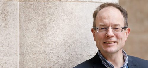 Die Uni Wien verbannt Kreuze aus ihren Hörsälen - auch aus denen der Katholisch-Theologischen Universität. Dagegen erhebt sich Widerstand: Der Wiener Univ.-Prof. Jan Heiner Tück (s. Foto) und Bischof Alois Schwarz kritisieren diese Entscheidung vehement. (© Foto: jan-heiner tück/univie) Die Uni Wien verbannt Kreuze aus ihren Hörsälen - auch aus denen der Katholisch-Theologischen Universität. Dagegen erhebt sich Widerstand: Der Wiener Univ.-Prof. Jan Heiner Tück (s. Foto) und Bischof Alois Schwarz kritisieren diese Entscheidung vehement. (© Foto: jan-heiner tück/univie)