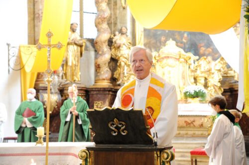 Začetek sinodalne poti na Koroškem. V cerkvi v Straßburgu sta škof Jože Marketz in Engelbert Guggenberger, ki je v škofiji odgovoren za sinodalni proces, s sveto mašo začela to pot. Škof Jože Marketz si želi »odkrito govorjenje in ponižno poslušanje, da lahko vzklijejo sanje za boljšo prihodnost Cerkve«. Na binkoštni ponedeljek bo škof predstavil nekaj izlsedkov. (Gotthardt)&nbsp;