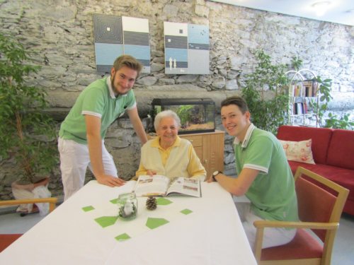Zivildiener Luka und Marjan mit Haus-Martha-Bewohnerin Elisabeth (© Foto: caritas-kaernten) Zivildiener Luka und Marjan mit Haus-Martha-Bewohnerin Elisabeth (© Foto: caritas-kaernten)