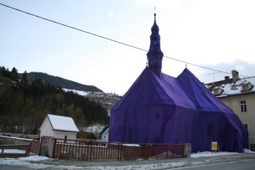 Die Heiligengeistkirche in Straßburg trägt violett (© Foto: Sonntag/Jakl)