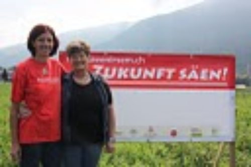 Gregoria Hötzer und Johanna Sommeregger säen Zukunft! (© Foto: Rupitsch) Gregoria Hötzer und Johanna Sommeregger säen Zukunft! (© Foto: Rupitsch)