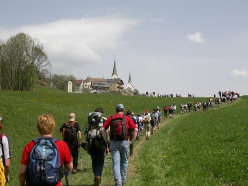 Die “Vierbergler“ auf dem Weg zur Pfarrkirche Sörg (© Foto: Pressestelle/Anton Wieser)