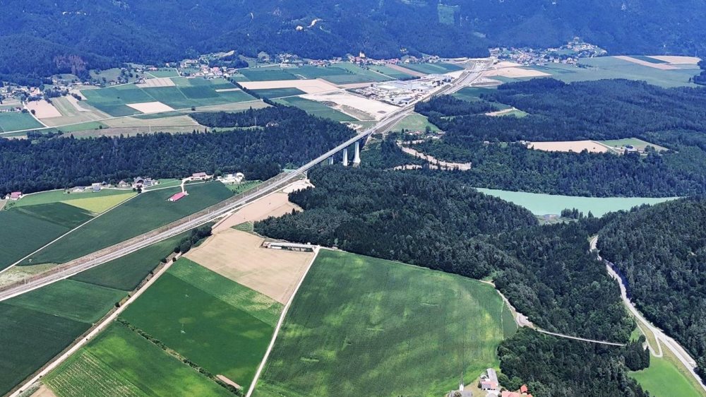 Ganz unten rechts St. Luzia, höchste Eisenbahnbrücke Österreichs, St. Nikolai ganz links gerade nicht sichtbar • Kraj, kjer bomo romali |  © Foto: Werner Dobnig