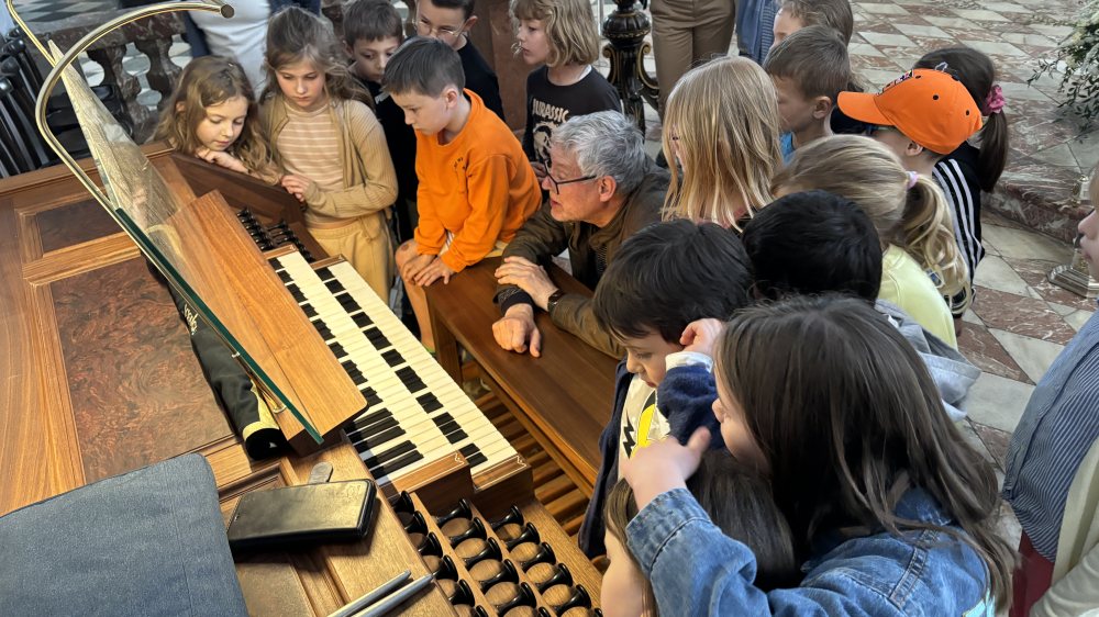 Domorganist Klaus Kuchling erklärt die Marienorgel. |  © Foto: Stadtpastoral
