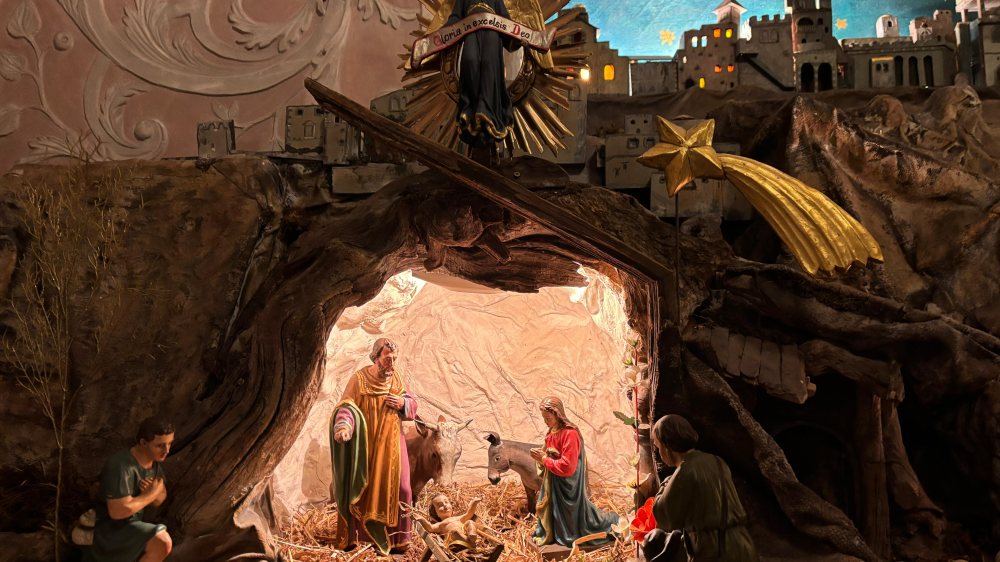 Bei der Kinderkrippenfeier wird das Jesukind in die Krippe gelegt. |  © Foto: KK