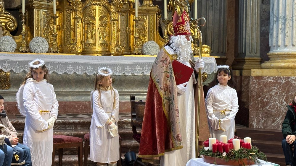 Der Nikolaus kommt zu einer Feier in der Domkirche. |  © Foto: Stadtpastoral