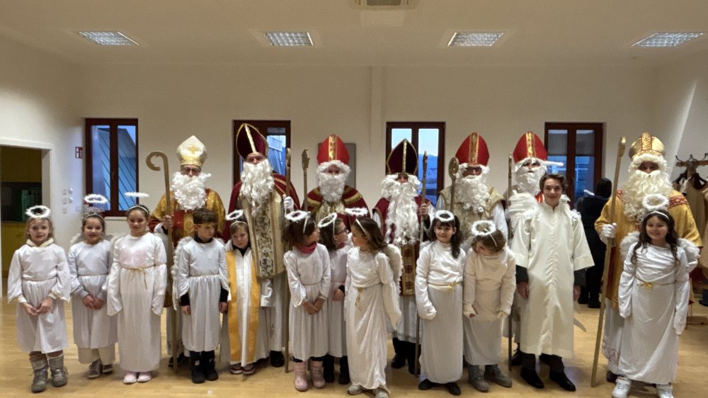 Die Nikolausdarsteller besuchen mit ihren Engeln die Kinder und Familien. |  © Foto: Stadtpastoral