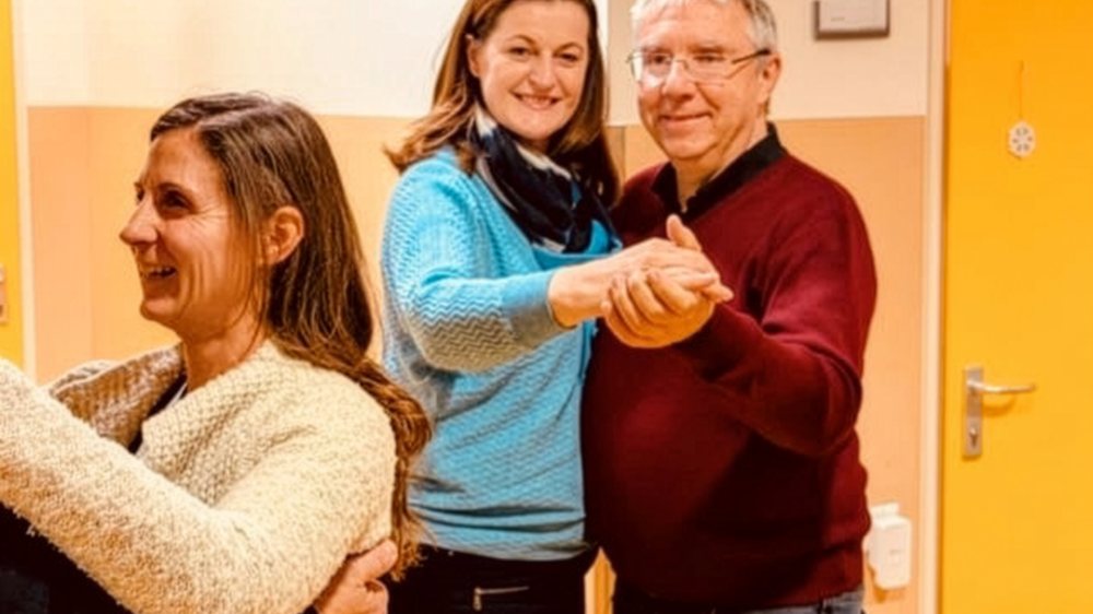 Verena Wernbacher von der RegionalCaritas (li) und Friesachs Vizebürgermeisterin Ursula Heitzer – am Bild mit Gatten Gernot Heitzer –  laden zum  Tanz- und Oldiesnachmittag. |  © Foto: Caritas Kärnten