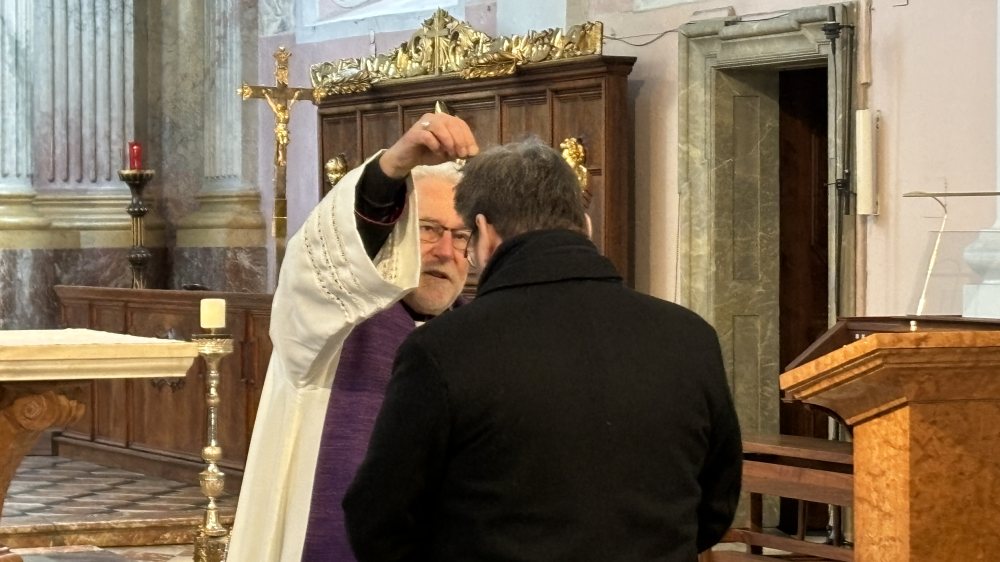 Von 13.30 bis 14.00 Uhr wird Bischof Josef Marketz das Aschenkreuz spenden. |  &copy; Foto: Stadtpastoral/Binder