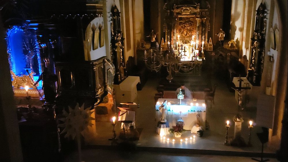 Medjugorje-Andacht am 7. Feber 2026 (Pfarrkirche - besondere Beleuchtung). |  &copy; Foto: P. St. 