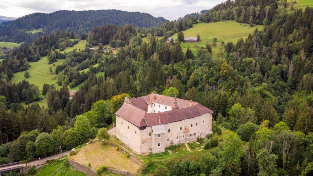 Das Ziel der Wallfahrt der Mesnerinnen und Mesner am 1. Mai 2026 ist die Filialkirche St. Wolfgang ob Grades sowie Schloss Grades im Metnitztal. |  &copy; Foto: Schloss Grades