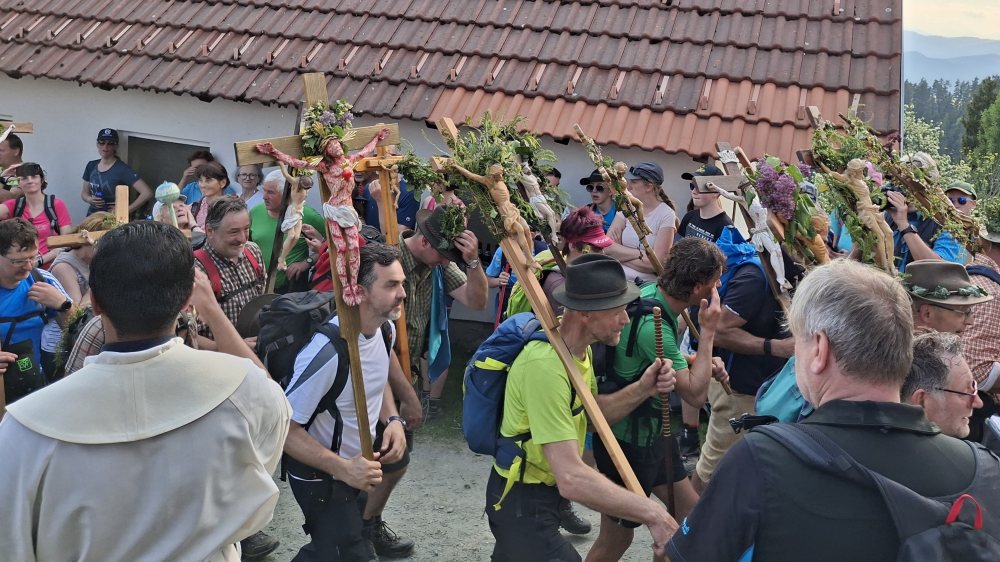 Empfang der Vierbergler durch Pfarrer Jinu Joseph Mangalath am Lorenziberg 2025 |  &copy; Foto: G. Topitschnig 