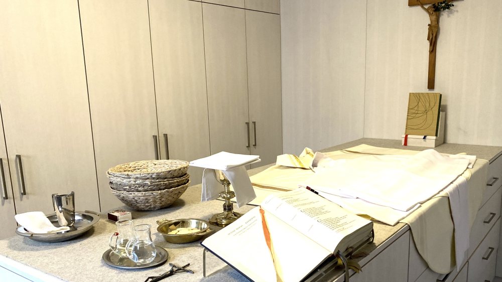 Messgew&auml;nder zeugen von einer langen Tradition und schaffen einen festlichen Rahmen f&uuml;r den Gottesdienst. |  &copy; Foto: Sylvio Kr&uuml;ger in: Pfarrbriefservice.e