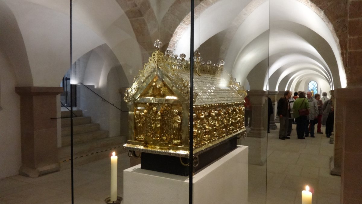 Hildesheimer Dom, Krypta, Godehardsschrein
 (By Rabanus Flavus [CC0], from Wikimedia Commons, https://commons.wikimedia.org/wiki/File:Hildesheim,_Domkrypta_01.JPG)