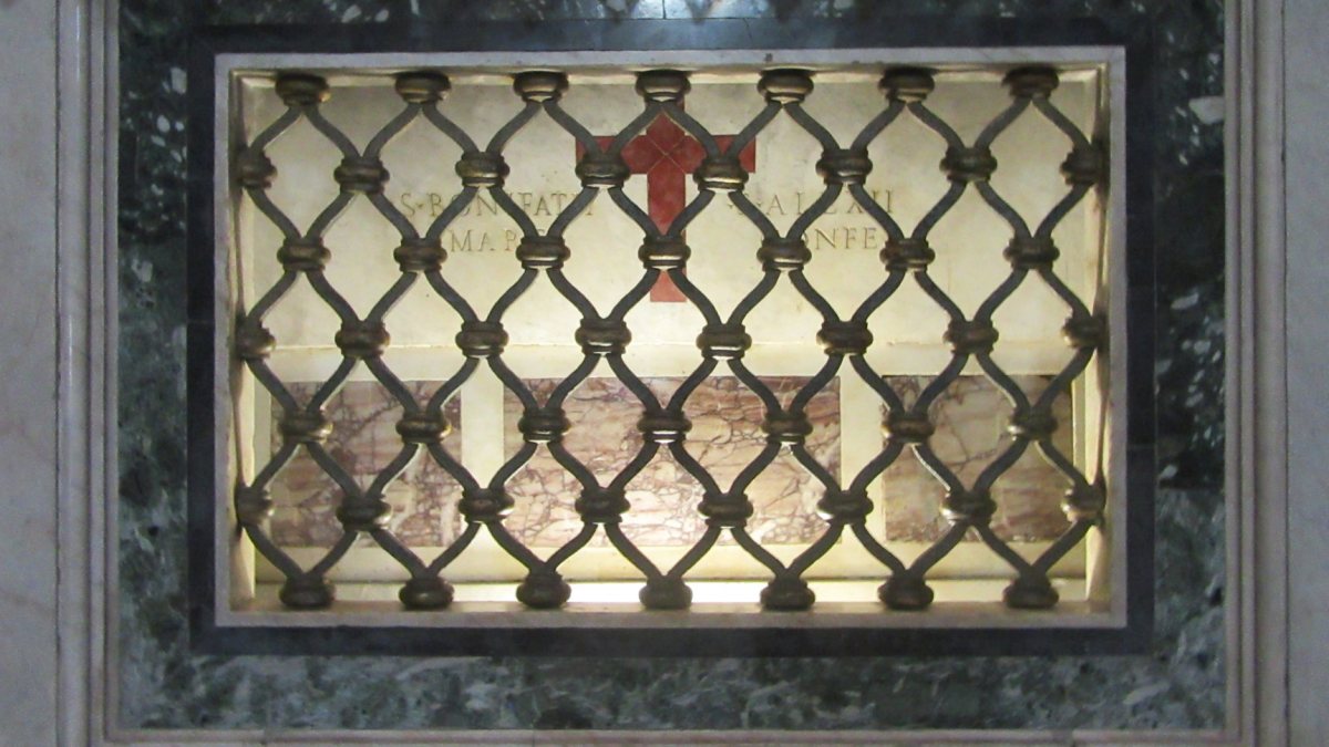 Die Gebeine des Bonifatius im Altar der Kirche Santi Bonifacio e Alessio in Rom (Gemeinfrei: Joachim Schäfer - <a href="https://www.heiligenlexikon.de">Ökumenisches Heiligenlexikon</a>)