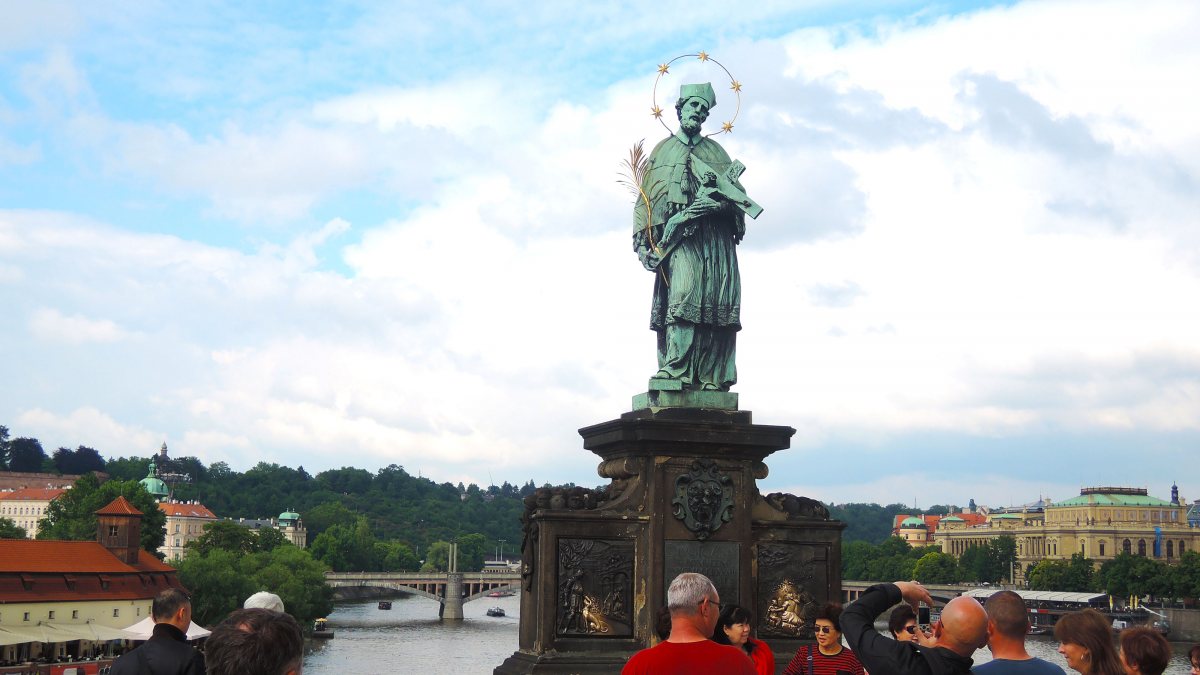 Der hl. Nepomuk auf der Prager Karlsbrücke (KH Kronawetter / Internetredaktion)