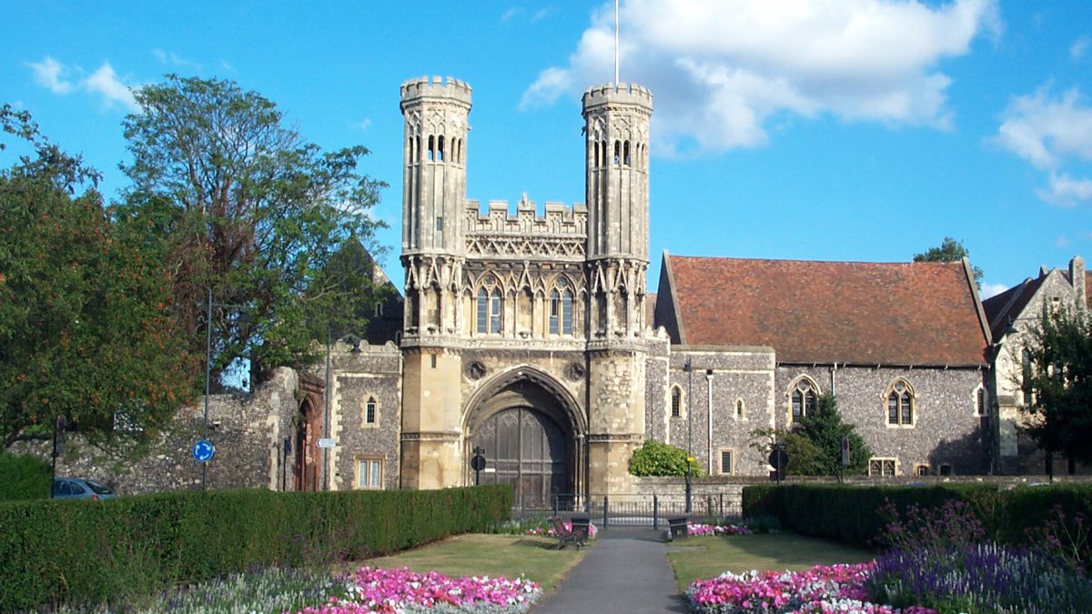 Augustinerabtei in Canterbury (User Willhsmit on en.wikipedia [Public domain], https://commons.wikimedia.org/wiki/File:Augustine_Abbey.jpg?uselang=de)