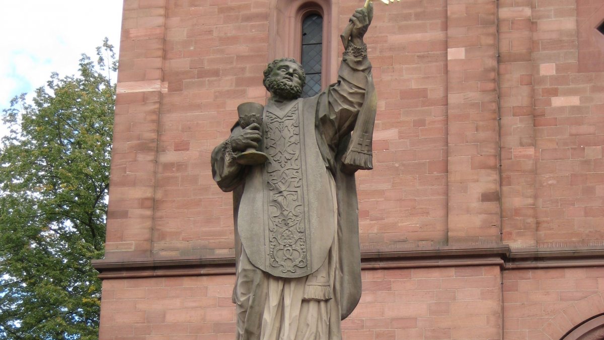 Die Statue des Hl. Marcellinus in Seligenstadt. (von Agridecumantes [GFDL (http://www.gnu.org/copyleft/fdl.html) oder CC-BY-SA-3.0 (http://creativecommons.org/licenses/by-sa/3.0/)], vom Wikimedia Commons)