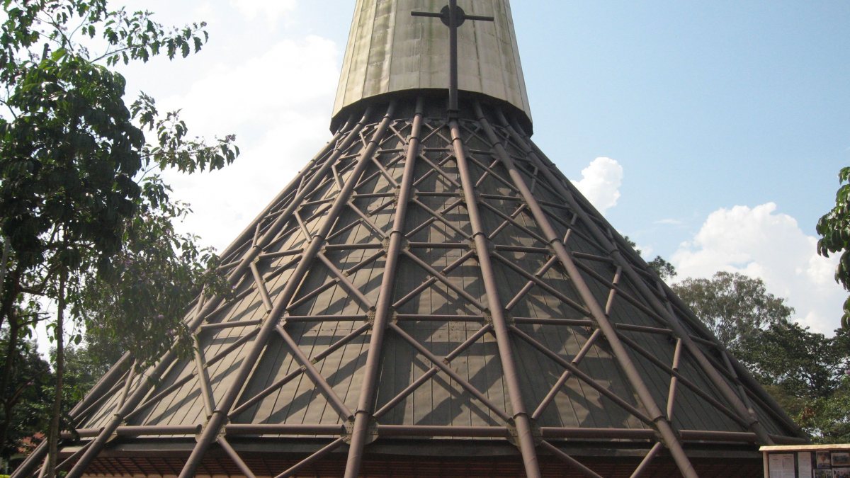 Die Basilika wurde nach dem Papst-Besuch im Jahr 1969 für Karl Lwanga und seine Gefährten in Namugongo erbaut und 1975 geweiht. (von Philipp Jakob [CC BY-SA 3.0 (https://creativecommons.org/licenses/by-sa/3.0)], vom Wikimedia Commons)