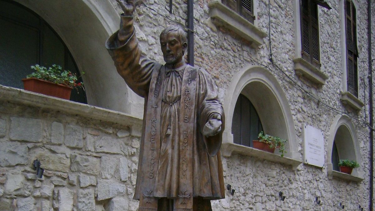 Die Statue des Heiligen in der Villa Santa Maria (von Zitumassin [Public domain], von Wikimedia Commons)