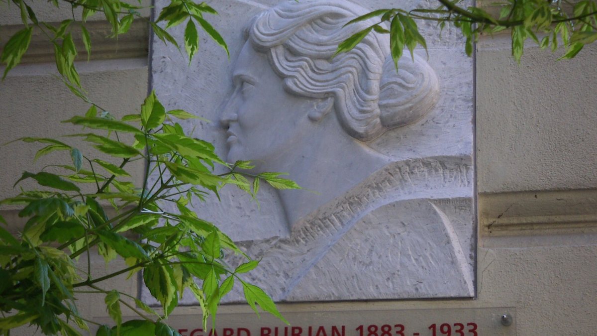 Gedenktafel für Hildegard Burjan (Wien, Pramergasse 7) (Anton-kurt [Public domain], https://upload.wikimedia.org/wikipedia/commons/thumb/6/68/2008.04.24.HildegardBurjan.Pramerg7.Vienna.JPG/2048px-2008.04.24.HildegardBurjan.Pramerg7.Vienna.JPG?uselang=de)