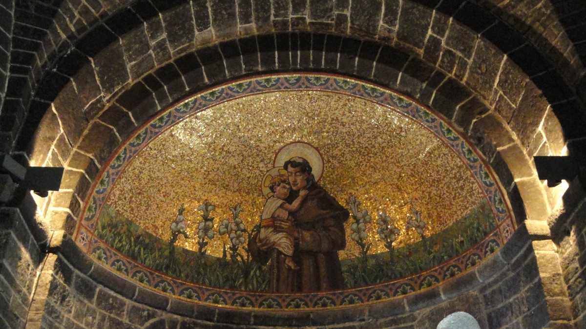 Basilica di San Giacomo in Bellagio in Italien (von Daderot (I took this photograph.) [Public domain], via Wikimedia Commons)