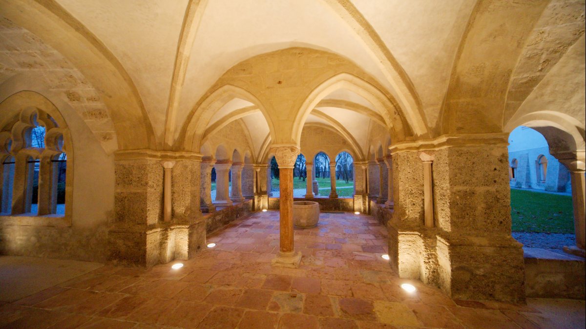Benediktinerstift St. Peter bei Salzburg,Kreuzgang - Brunnen unter Pauluskapelle (User:MatthiasKabel [CC BY-SA 3.0 (https://creativecommons.org/licenses/by-sa/3.0)])